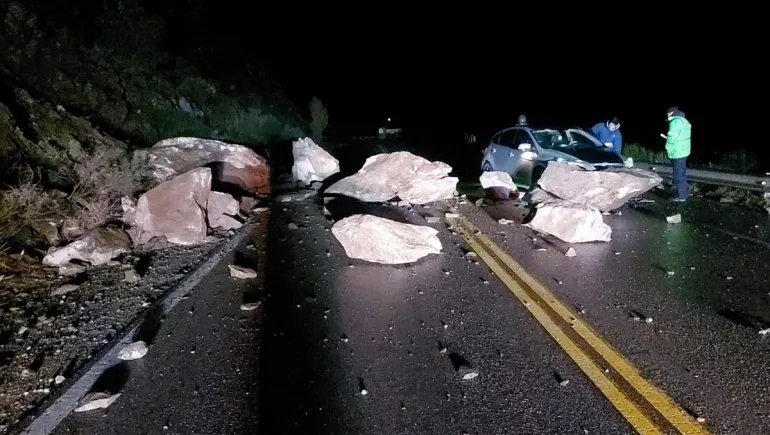 Se Salv De Milagro Ante El Desprendimiento De Rocas Sobre La Ruta De