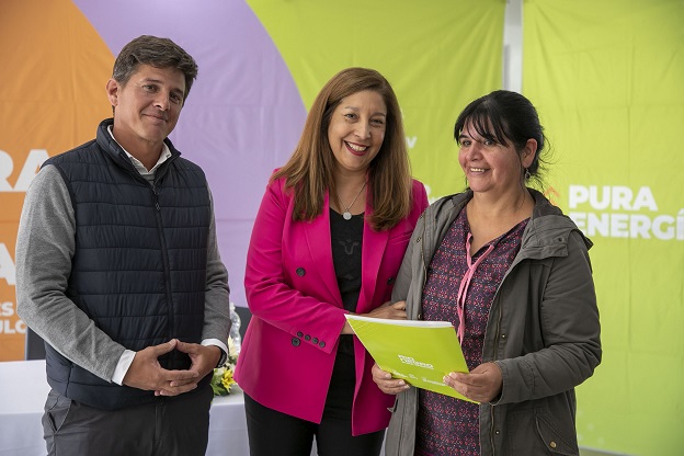 FAMILIAS RECIBIERON ESCRITURAS DE SUS CASAS Bariloche Digital