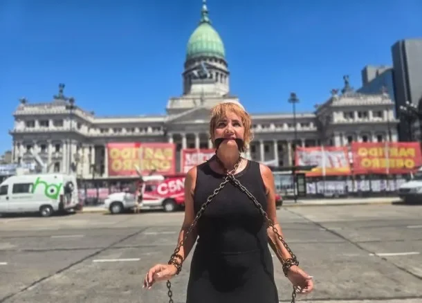 Cuando la coherencia intelectual es a prueba de realidad | Por Darío Lopérfido 5 LA PERIODISTA NANCY PAZOS SE ENCADENÓ FRENTE AL CONGRESO EN DEFENSA DEL ESTATUTO DEL PERIODISTA – Bariloche Digital